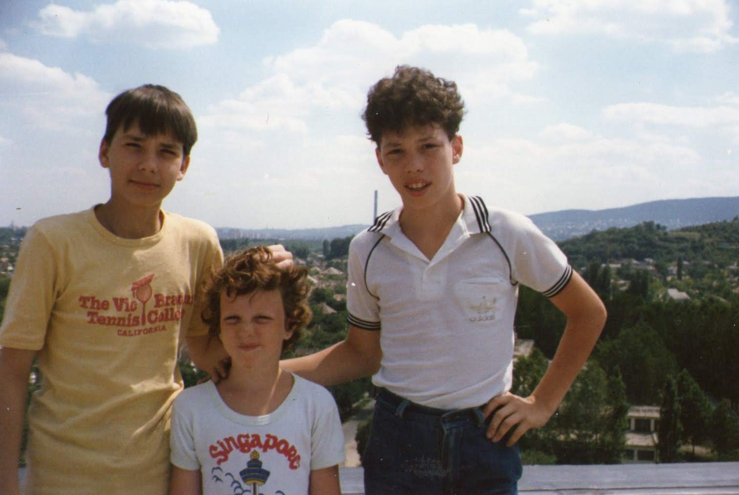 Bal oldalon a tetőn